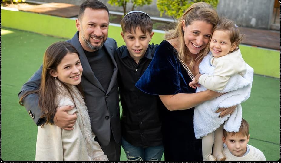 familia con paciente con cask en el jardin